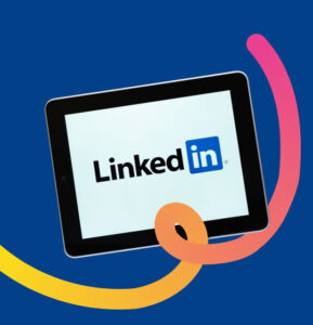 Imagem com fundo azul, lifeline do CIEE e tablet com logo do LinkedIn