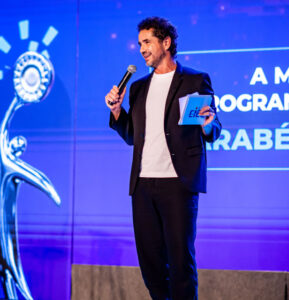 Foto do Apresentador Marco Luke no palco de Teatro CIEE