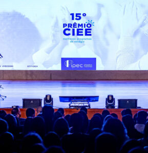 Foto do palco do teatro CIEE com o logo do prêmio ao fundo no telão