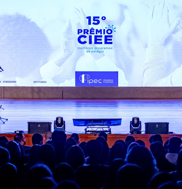 Foto do palco do teatro CIEE com o logo do prêmio ao fundo no telão