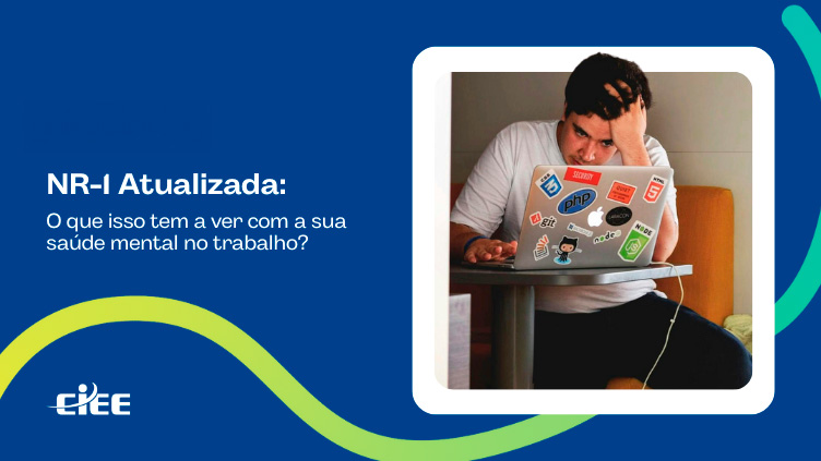 Capa com jovem na frente no notebook preocupado e texto: NR-1 Atualizada. O que isso tem a ver com a sua saúde mental no trabalho?