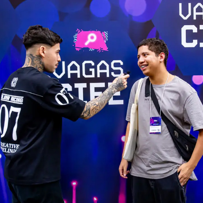Foto do influencer entrevistando um jovem estudante na Expo CIEE 2024