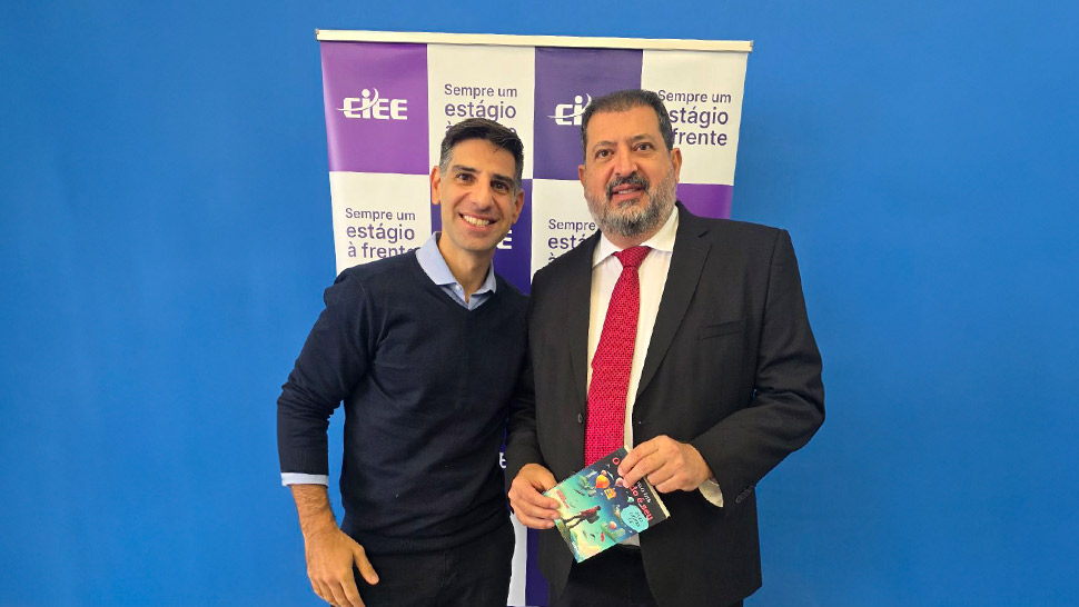 O pró-Reitor prof. dr. Luís Antonio Baffile Leoni da Unisa (à direita) e o superintendente Institucional e de Inovação do CIEE, Rodrigo Dib (à esquerda), durante o evento promovido pelo CIEE.