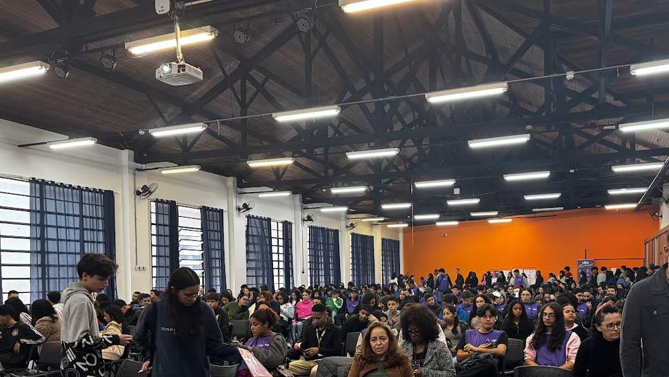 Público jovem se reúne no evento promovido pelo CIEE, com espaço reservado para convidados e expectativa crescente para as apresentações sobre empregabilidade