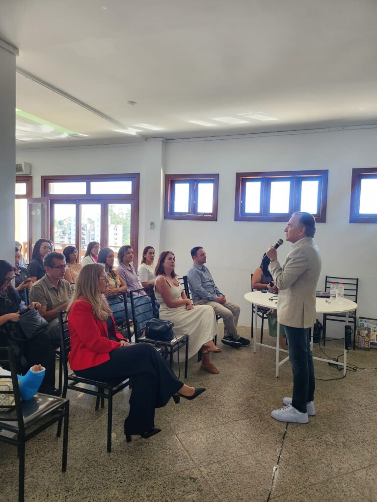 Plateia atenta acompanha a palestra de Theunis Marinho durante evento promovido pelo CIEE/ES em Cachoeiro de Itapemirim.