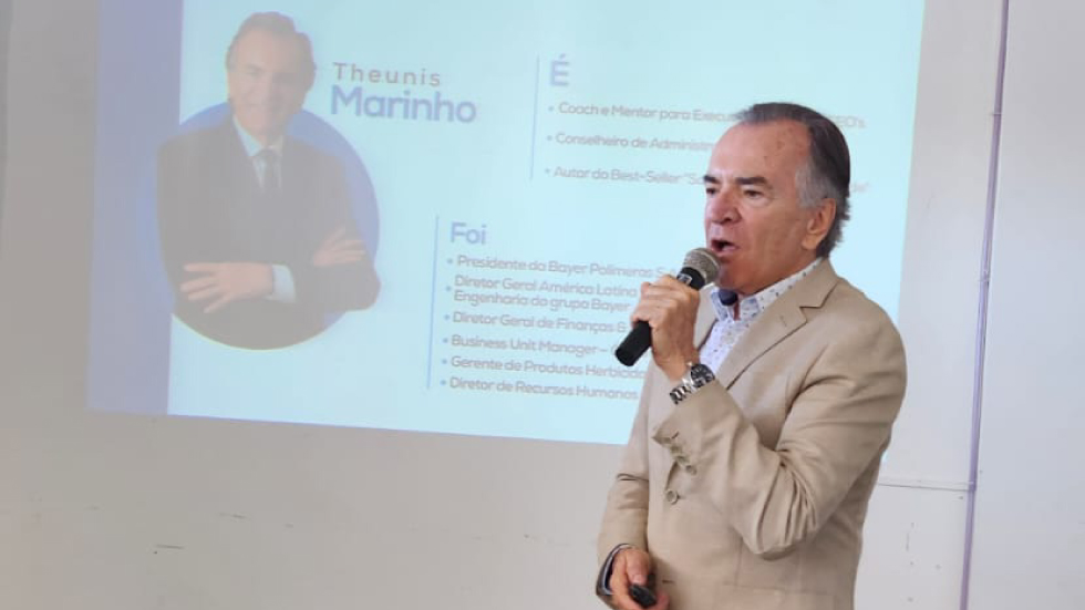 Theunis Marinho conduz palestra inspiradora para jovens no Espírito Santo durante evento promovido pelo Centro de Integração Empresa-Escola - CIEE.