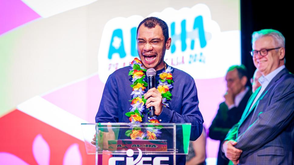 Igor Guimarães apresenta o evento no teatro