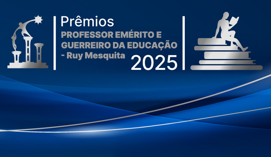 Ao centro da imagem, está o texto: "Prêmios Professor Emérito e Guerreiro da Educação – Ruy Mesquita 2025". À esquerda, há uma ilustração prateada de três colunas com uma figura humana no topo segurando uma tocha e uma estrela. À direita, há a ilustração de uma pessoa sentada sobre uma pilha de livros, lendo.