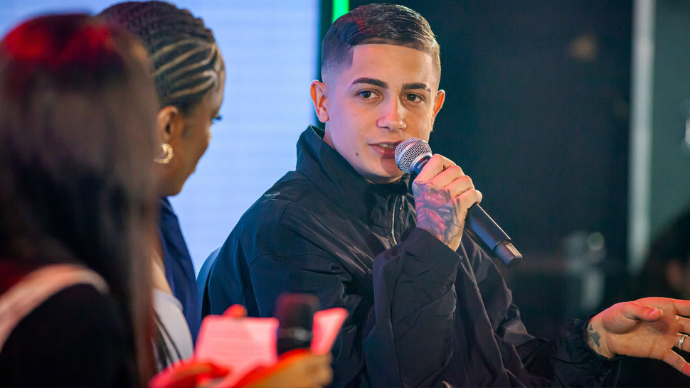 MC Hariel segurando um microfone