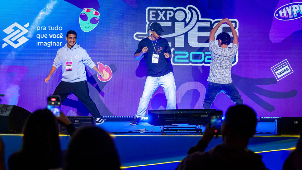 Jovens dançando em cima do palco