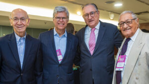 Quatro homens com vestes sociais e blazer posam para foto no foyer do Espaço CIEE.