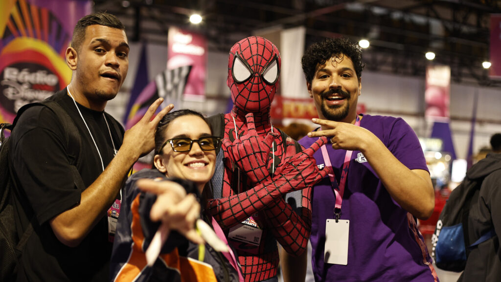 Jovens posam em uma foto com o Homem Aranha durante o útlimo dia da EXPO CIEE 2026.