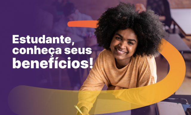 Fotografia de uma jovem sorrindo e apoiando os braços sobre a mesa de uma sala de aula. Ela veste uma blusa bege. À esquerda, está o texto em branco: “Estudante, conheça seus benefícios!