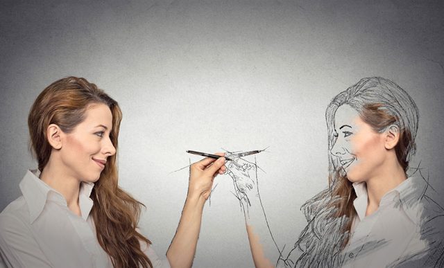 Jovem atraente, um desenho, esboço de si mesma.