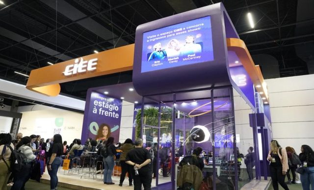 Foto do estande do CIEE no CONARH, com visitantes participando das ativações.Legenda: O CIEE marcou presença no CONARH 2024 e, este ano, promete superar expectativas com experiências ainda mais interativas e inovadoras.