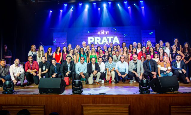 Imagem do palco Ciee, com os colaboradores posando para a foto.
