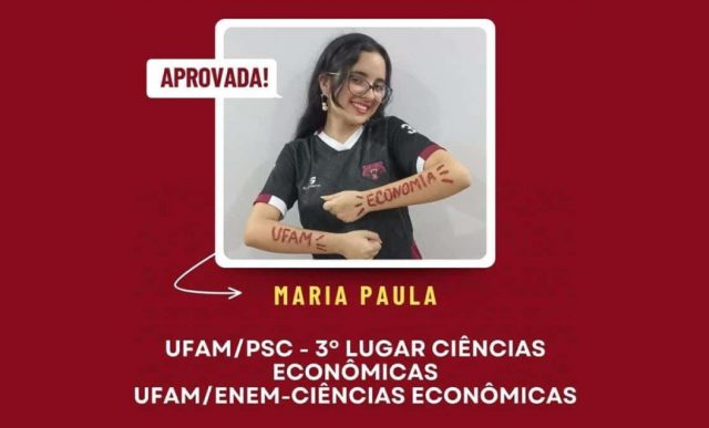 Imagem com moldura vermelha, com a foto central de uma jovem branca de cabelos lisos sorrindo mostrando os braços que têm os seguintes escritos: “UFAM” e “Economia”