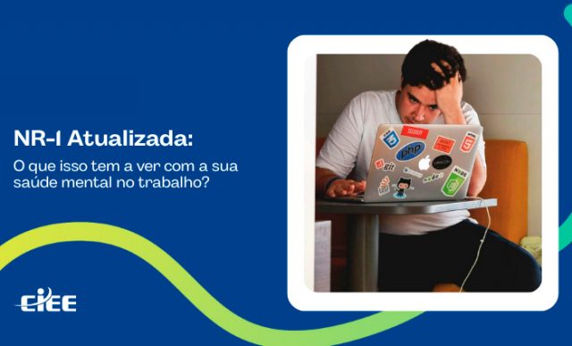 Capa com jovem na frente no notebook preocupado e texto: NR-1 Atualizada. O que isso tem a ver com a sua saúde mental no trabalho?