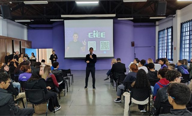 Legenda: O superintendente do CIEE, Rodrigo Dib, ministrou palestra sobre oportunidades de estágio e empregabilidade jovem durante evento realizado em Guarulhos/ SP.