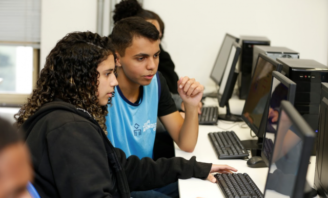 foto de dois jovens aprendizes na frente do computador